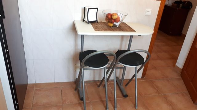 Mesa cocina alta y taburetes de segunda mano por 15 € en Alcúdia en ... Mesa cocina alta y taburetes de segunda mano por 15 € en Alcúdia en ...
