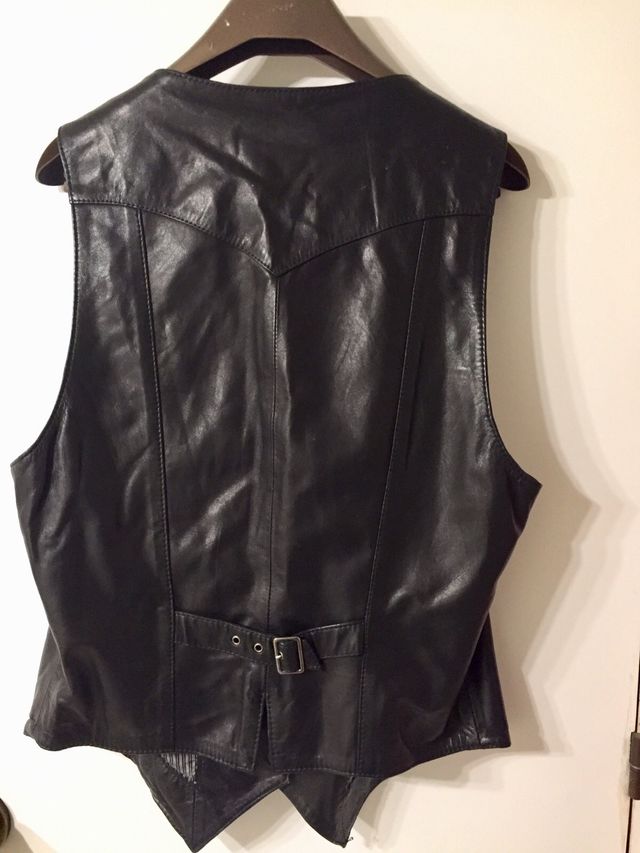 Chaleco de piel con tachuelas estilo motero