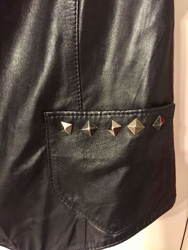 Chaleco de piel con tachuelas estilo motero