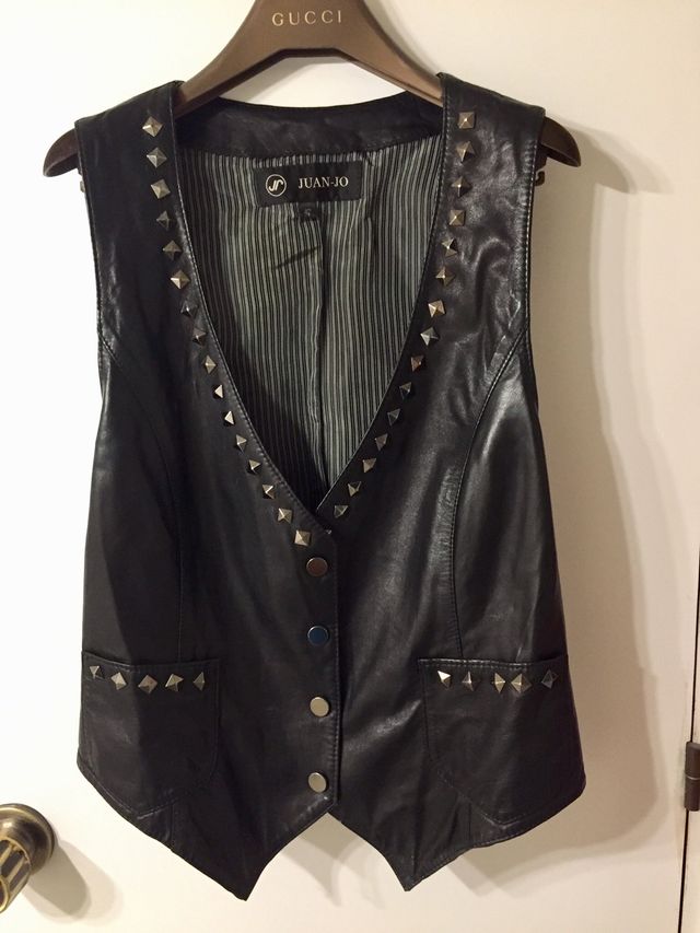 Chaleco de piel con tachuelas estilo motero