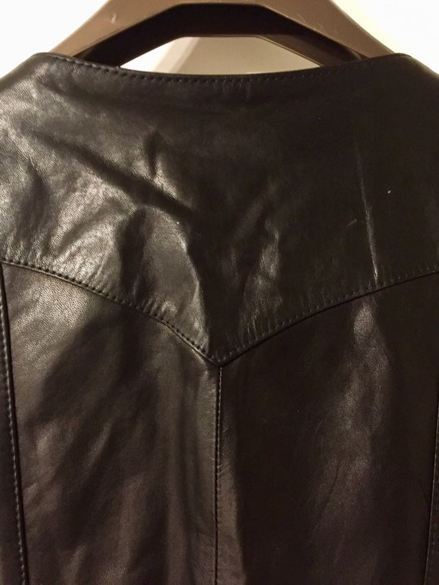 Chaleco de piel con tachuelas estilo motero