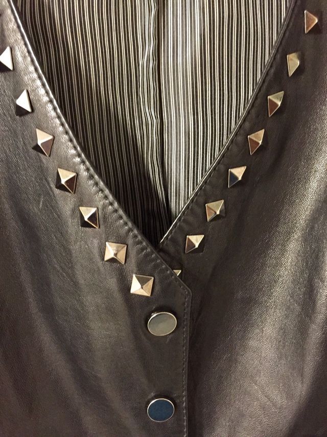 Chaleco de piel con tachuelas estilo motero