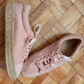 Zapatillas plataforma esparto rosa nude Parfois de segunda mano por 10 EUR  en Madrid en WALLAPOP