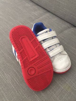 Zapatillas Adidas número 23 de segunda mano por 7 € en Zapatillas Adidas número 23 de segunda mano por 7 € en