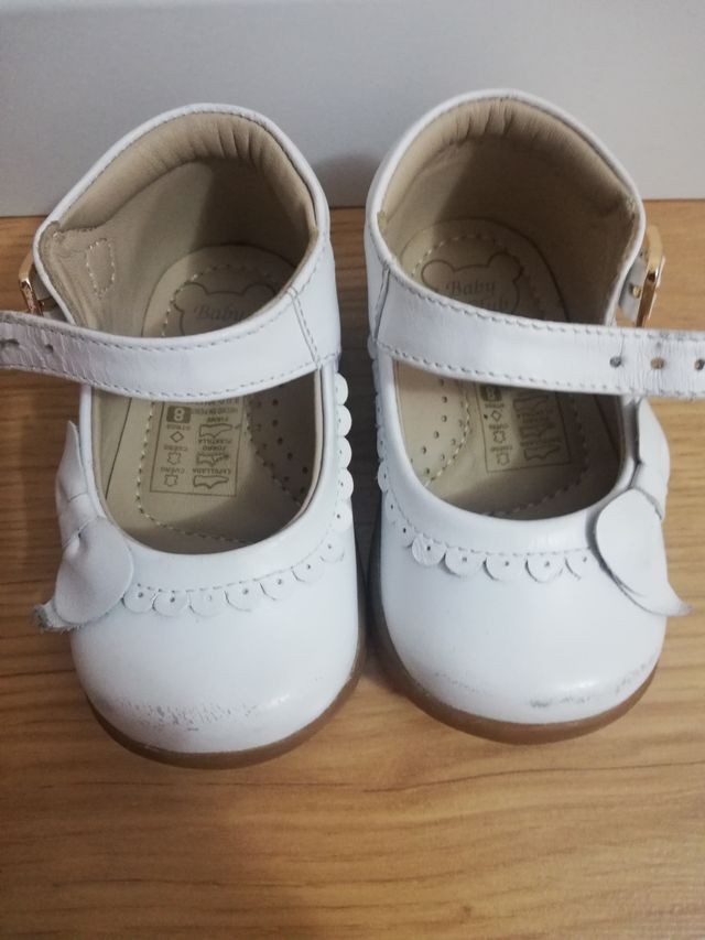 zapatos de piel blancos