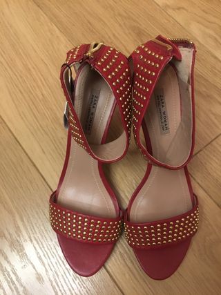 Sandalias piel tachuelas Zara de segunda mano por 10 EUR en Bilbao en  WALLAPOP