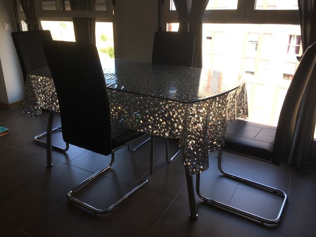 Juego de comedor (mesa cristal y 4 sillas negras) de segunda mano ... Juego de comedor (mesa cristal y 4 sillas negras) de segunda mano ...