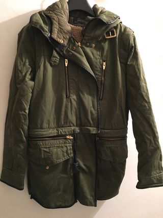 Parka verde, talla S. Zara de segunda mano por 12 EUR en Huarte en WALLAPOP