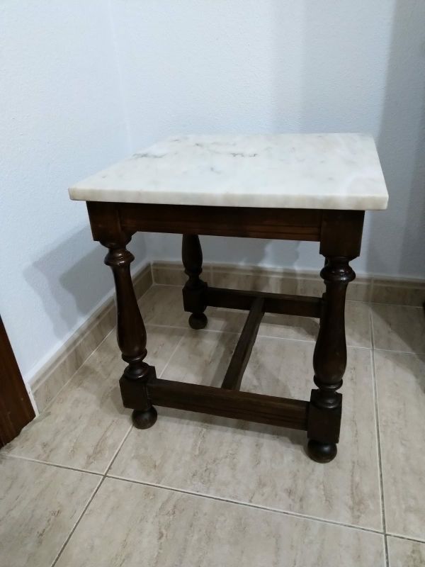 Mesita madera y tablero en marmol