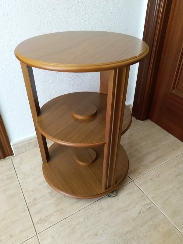 Mesita librero circular con ruedas