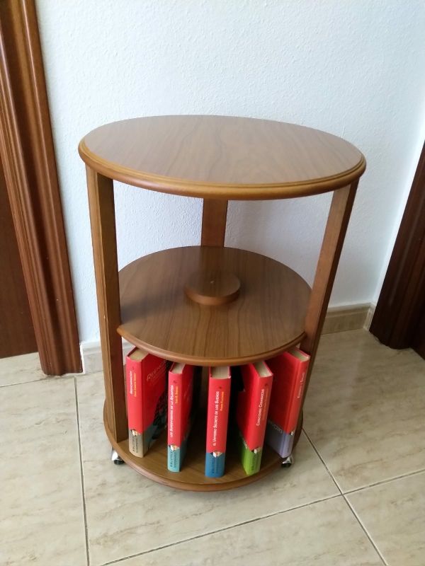 Mesita librero circular con ruedas
