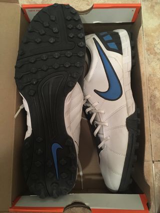 botas multitaco cesped artificial