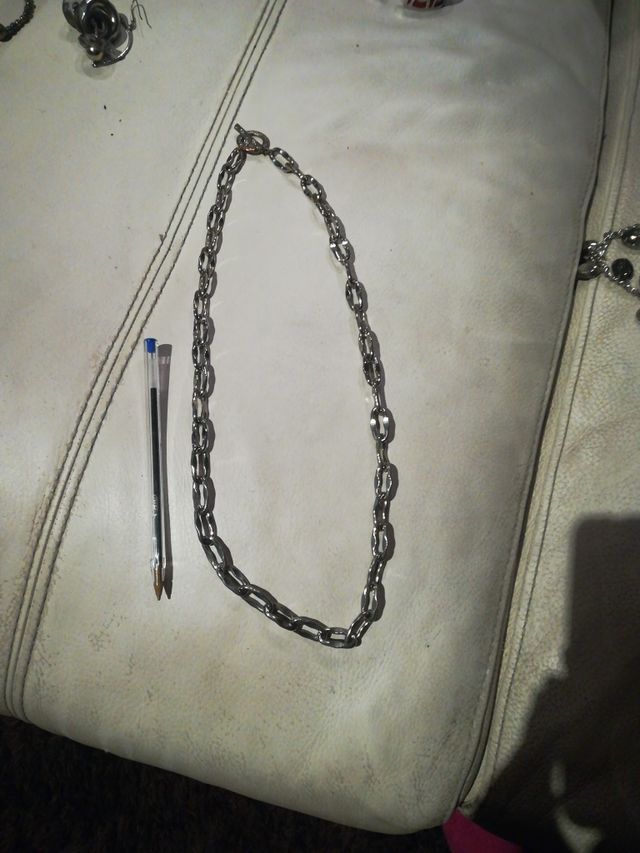 Collar plateado con cierre de seguridad