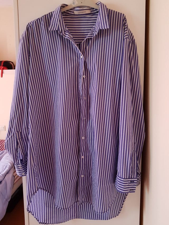 Camisa aversize listas azules y blancas.