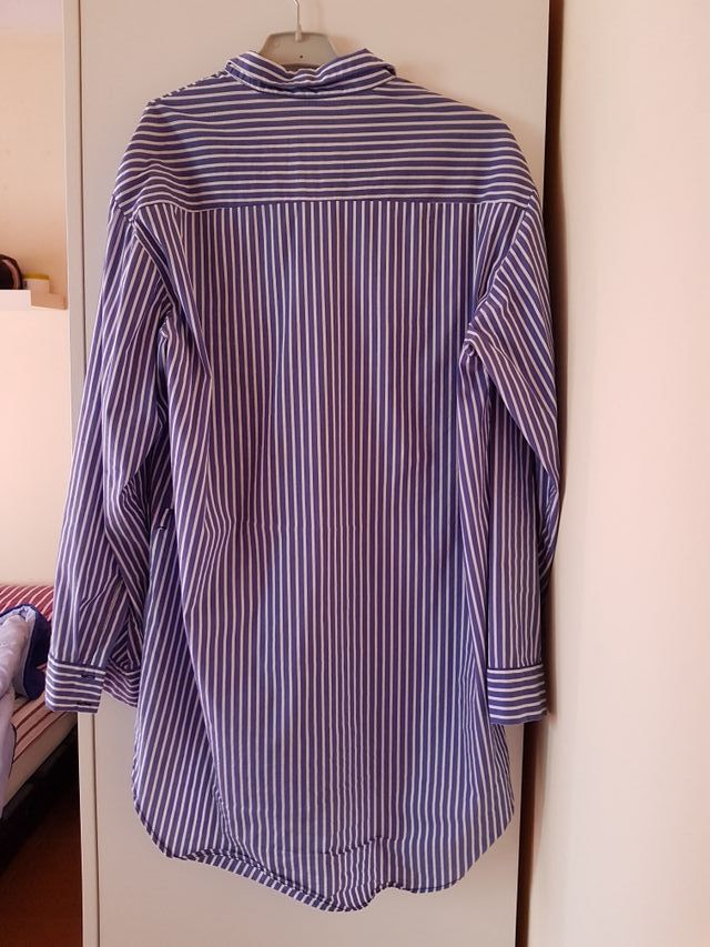 Camisa aversize listas azules y blancas.