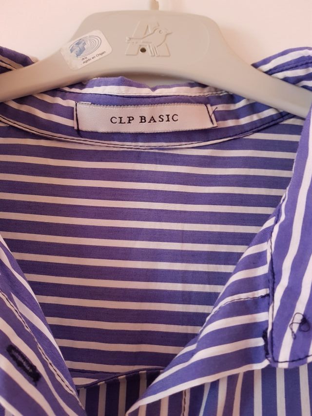 Camisa aversize listas azules y blancas.