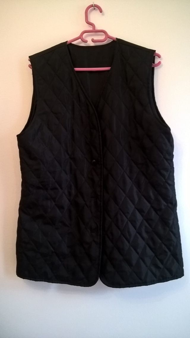 Chaleco negro , efecto acolchado, fino.