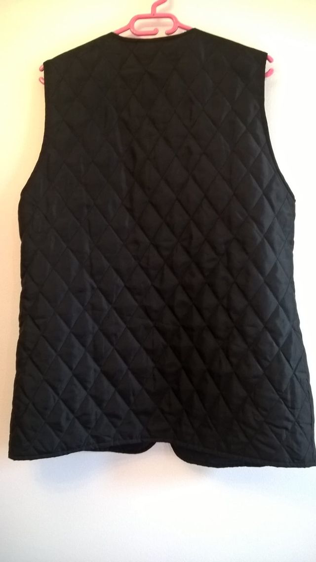 Chaleco negro , efecto acolchado, fino.