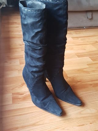 Botas negras t.37 altas tacón 5 cm de segunda mano por 10 EUR en Barbera  del Valles en WALLAPOP