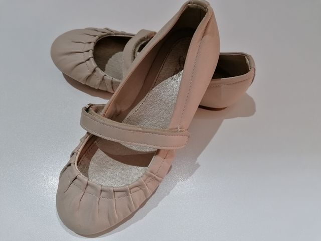 Zapatos piel niña beige, número 31. Nuevos.