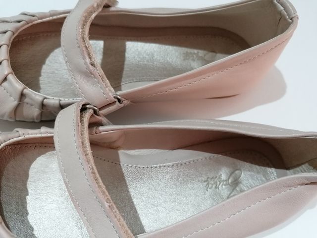 Zapatos piel niña beige, número 31. Nuevos.