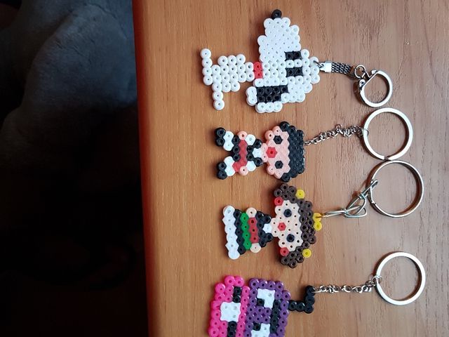 se venden llaveros broches y imanes artesanales
