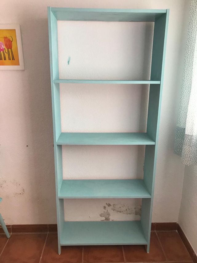 silla madera y estanteria