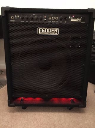 Fender Rumble 100 bass combo de segunda mano por 300 EUR en Jove en WALLAPOP