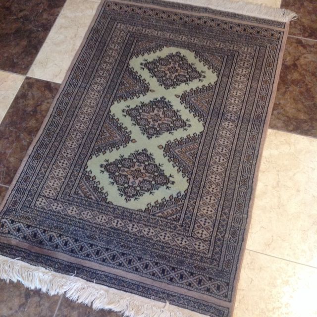 Alfombra de lana hecha a mano. Medidas 79x120