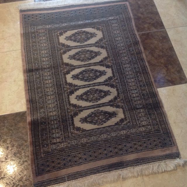 Alfombra de lana hecha a mano. Medidas 80x125