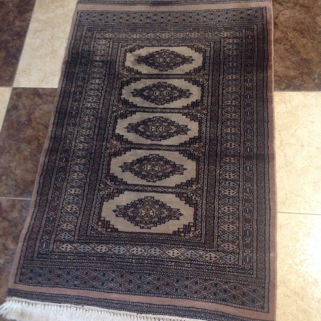 Alfombra de lana hecha a mano. Medidas 80x125