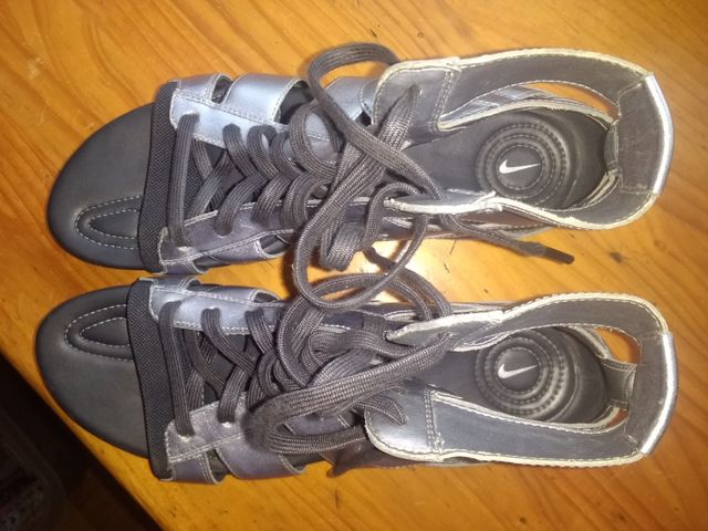 sandalias metalizadas nike