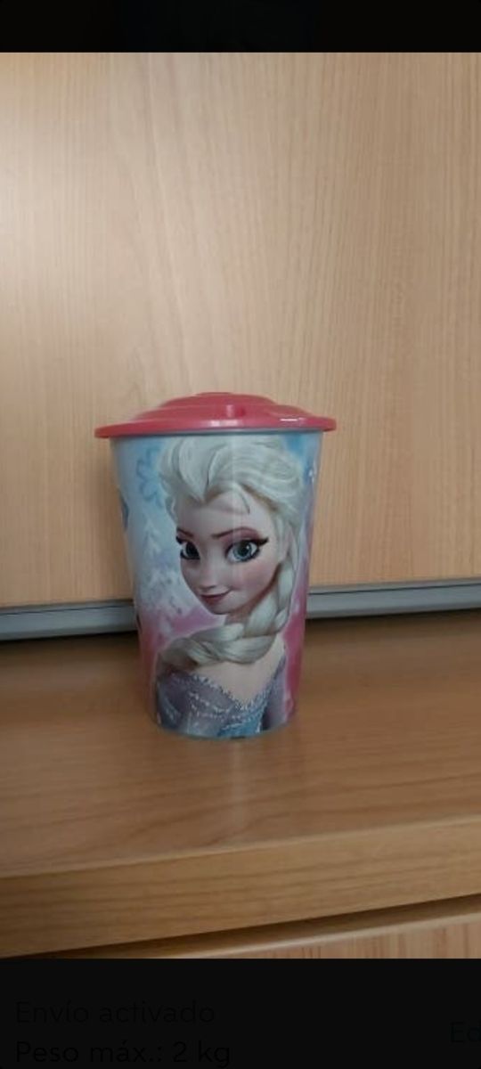 vasos de plástico con hueco para pajita