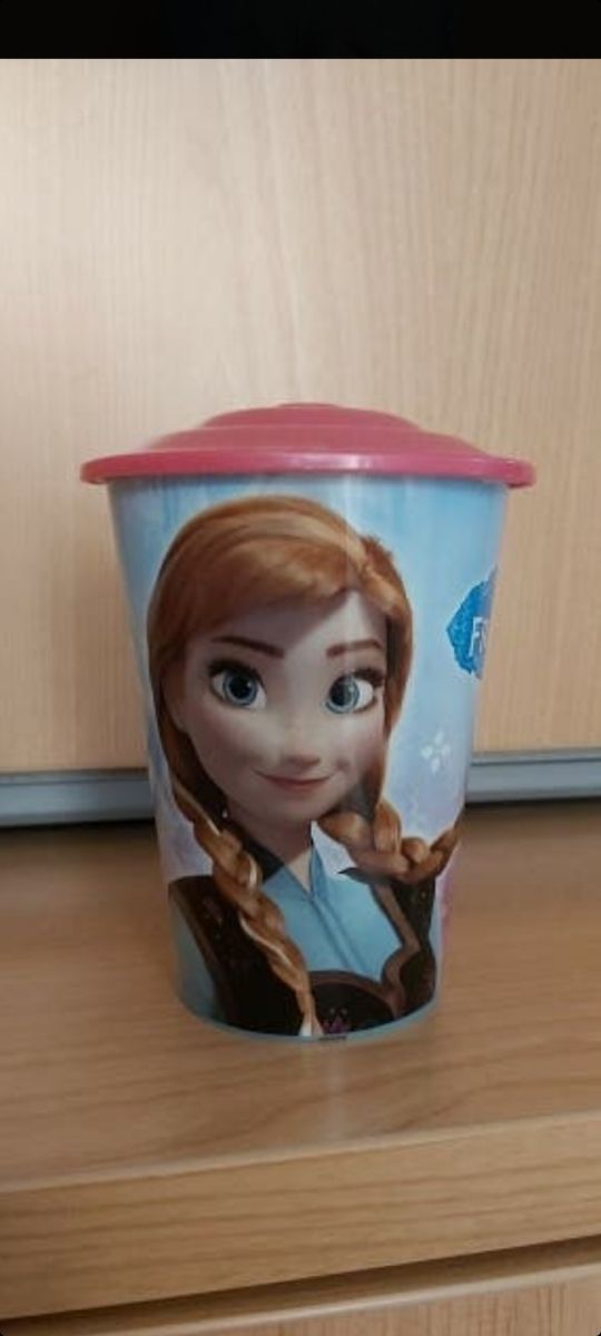 vasos de plástico con hueco para pajita