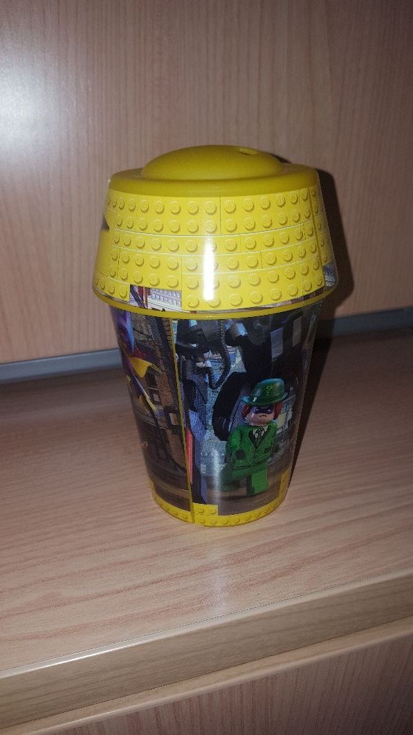 vasos de plástico con hueco para pajita