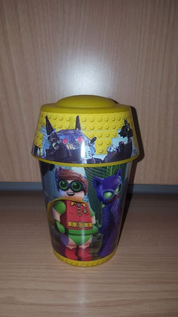 vasos de plástico con hueco para pajita