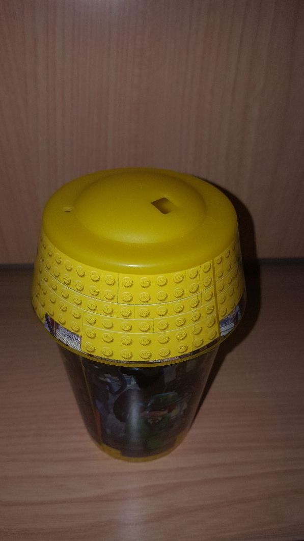 vasos de plástico con hueco para pajita