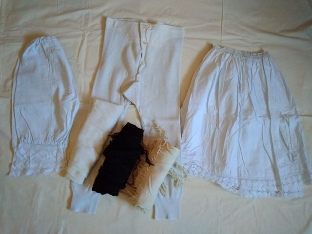 Lote De Ropa Antigua Tradicional De Segunda Mano Por 30 En El Puente De Sabinanigo En Wallapop