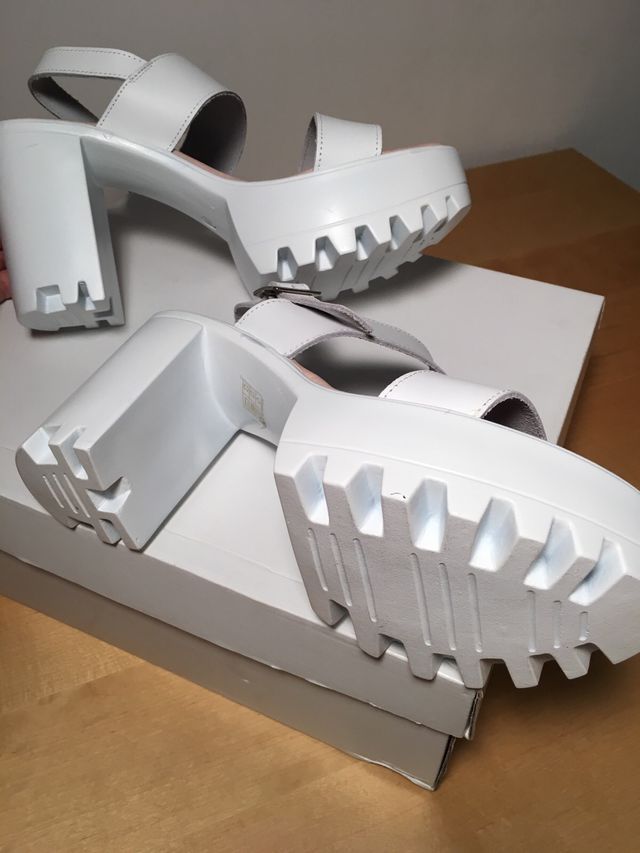 Sandalias blancas nuevas