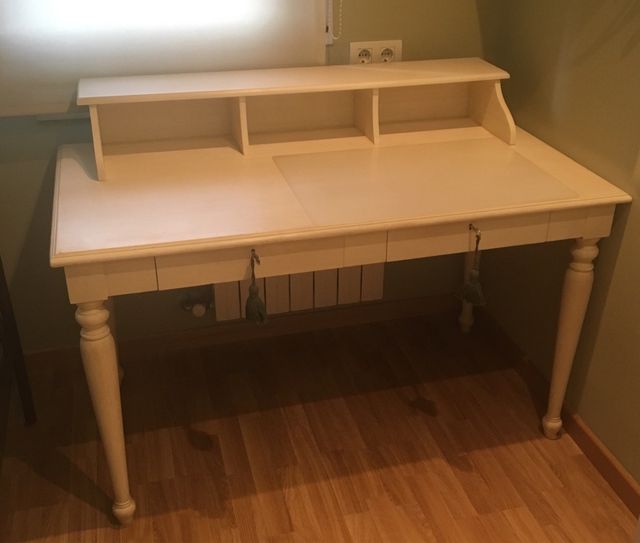 Escritorio de madera maciza blanca lacada de segunda mano por 200 € en