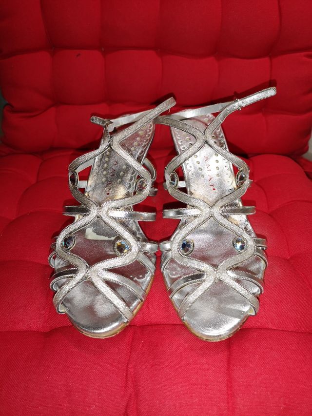 Sandalia plateada. N 36. Marca Laura Amat