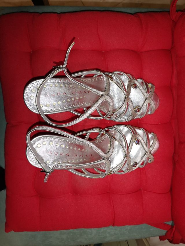Sandalia plateada. N 36. Marca Laura Amat