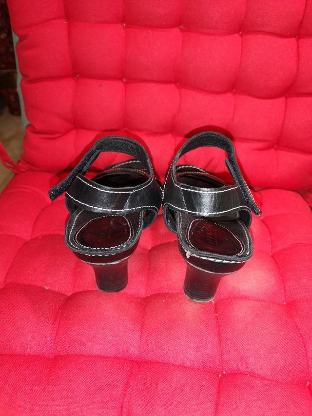 Sandalia Negra. Marca Hispanitas. N°36