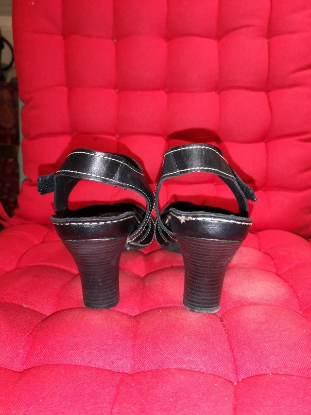 Sandalia Negra. Marca Hispanitas. N°36