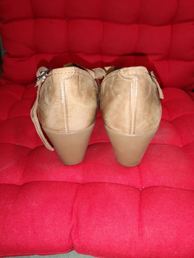 Sandalia Marca Yokono N 38 color beige. MedioTacón