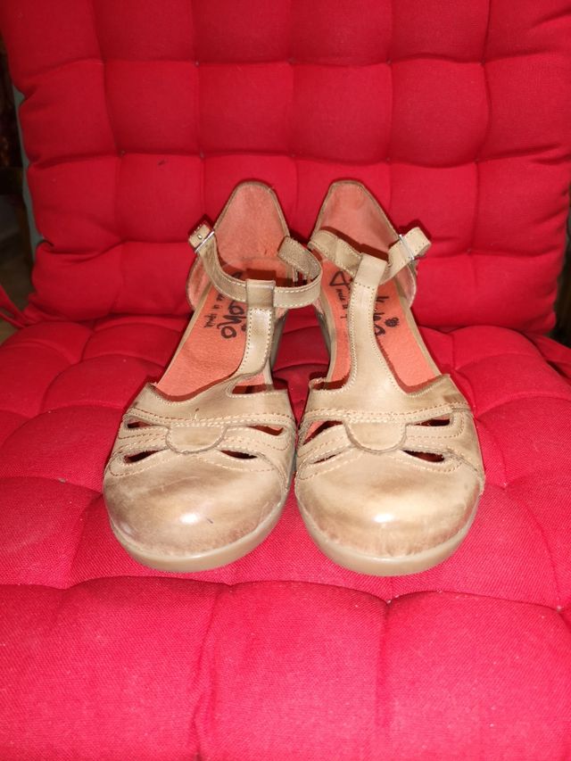 Sandalia Marca Yokono N 38 color beige. MedioTacón