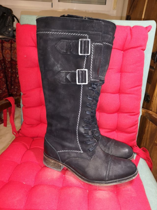 Bota Negra alta. Marca Yomi. N 37