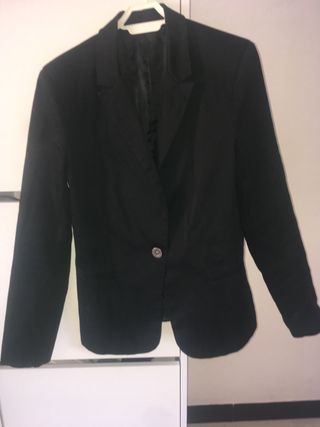 Chaqueta Blazer negra mujer Zara talla s de segunda mano por 10 EUR en  Antequera en WALLAPOP