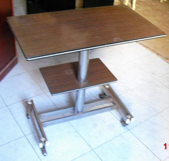 Mesa televisión vintage años 60 con ruedas