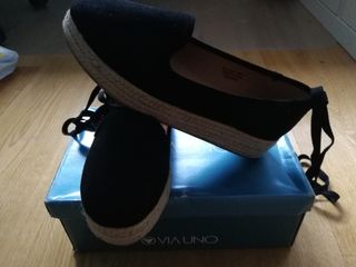 Zapatillas negras cuña esparto y cintas nuevas de segunda mano por 8 EUR en  Guadalajara en WALLAPOP